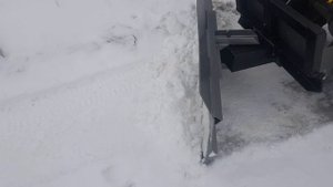 Минипогрузчик 4х4 чистка снега  с передним отвалом
