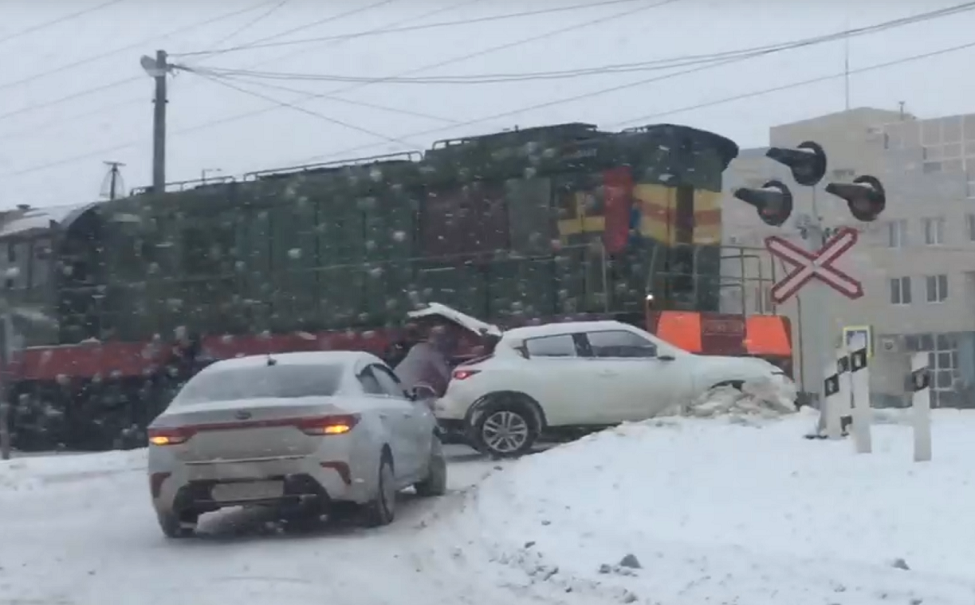 В Липецке столкновение Nissan с локомотивом попало на видео