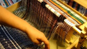 Обработка бахромы коврика узлом Клеверный лист