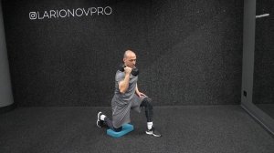 Жим гантели одной рукой на колене