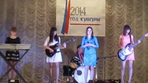 она идет по тротуарам !