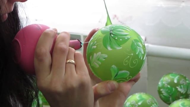 Уникальные рисунки на ёлочных игрушках смотреть онлайн