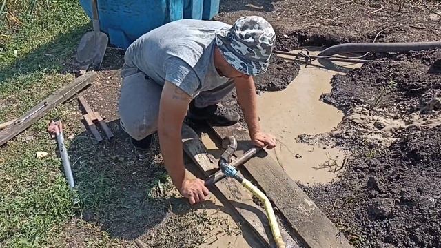 Скважина под 50мм. трубу ручным гидробурением.