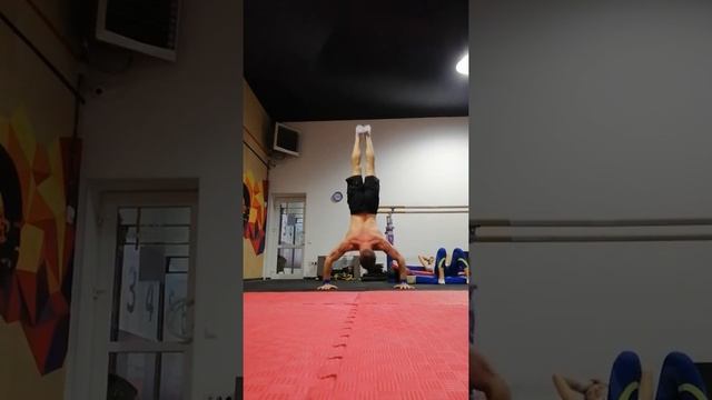 Мой рекорд
50 отжиманий в стойке на руках без опоры. My personal record 50 handstand pushups