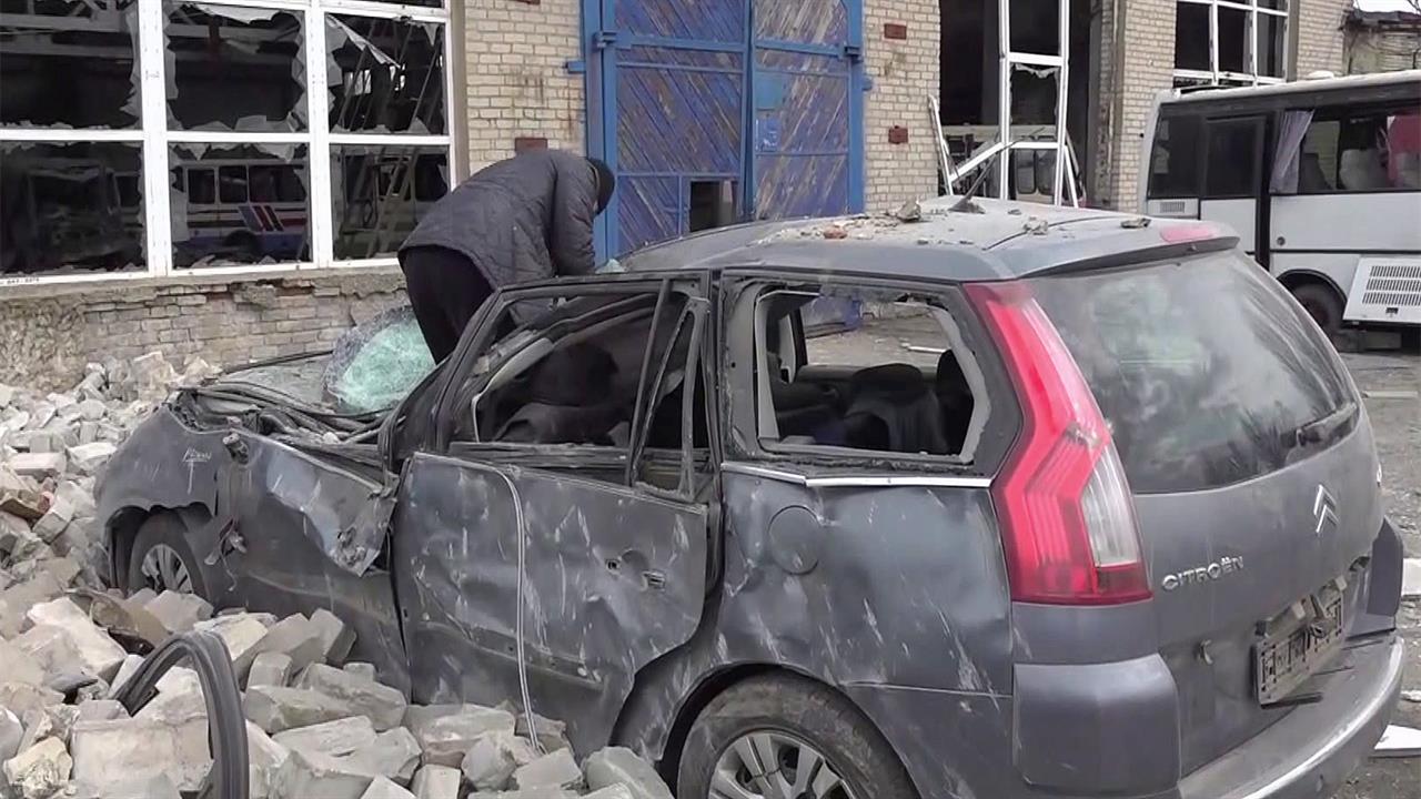 Утром украинские националисты нанесли массированный удар по Волновахе в ДНР