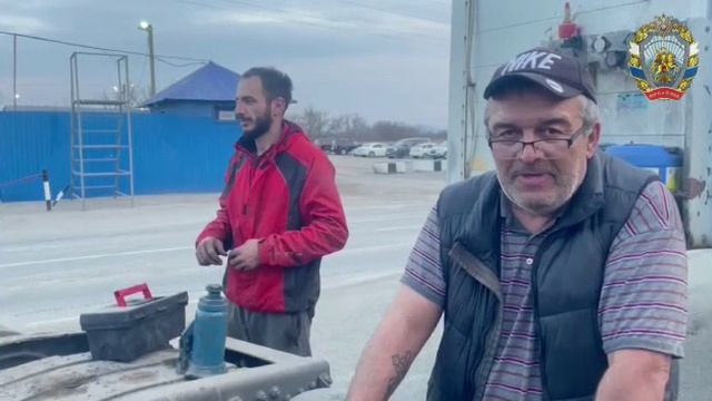 На ФКПП «Ищерское» сотрудники ВОГОиП МВД России оказали помощь водителю в ремонте грузовика