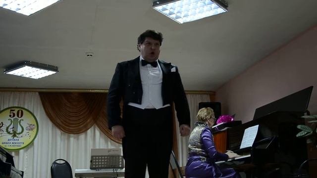 На сцене солист театра оперы и балета Е. Скорочкин