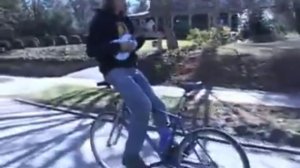 На велике спиной вперед