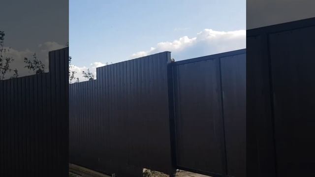 Строительство забора из профнастила.mp4
