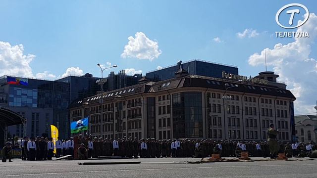 В День ВДВ на пл. Ленина высадились парашютисты смотреть онлайн