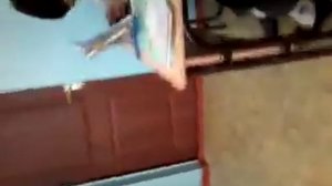 на уроке телефон играют а училка не обрашает внимание