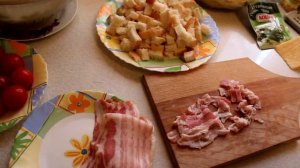 Вкусный салат с беконом и сухариками