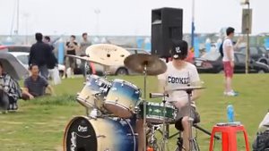 S. White. cute girl love drunk drum cover  Барабанщица-виртуоз из Тайваня.