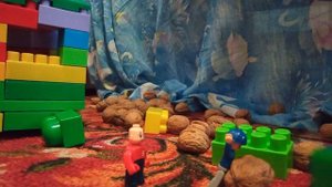 авария с фурой. Орехи на дороге.