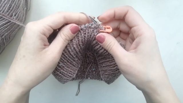 ФИКСИРОВАННЫЙ ОТВОРОТ ПРИ ВЯЗАНИИ ШАПКИ РЕЗИНКОЙ.