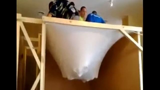 Куча мужиков пытаются порвать натяжной потолок смотреть онлайн