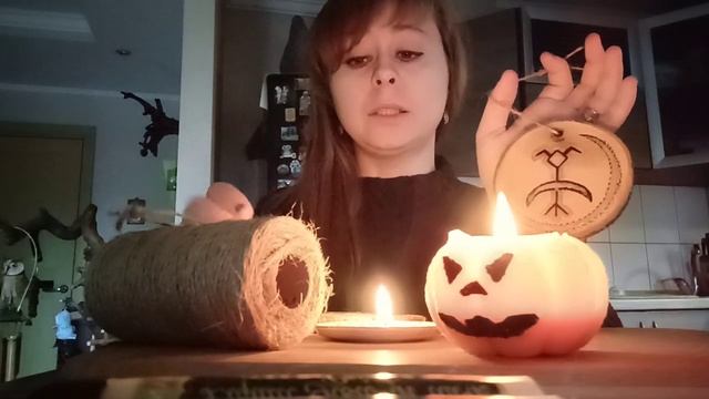 улыбающийся человек показывает уникальный самодельный амулет