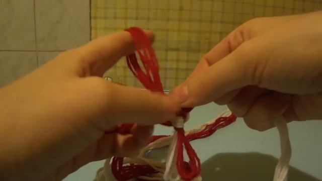 Плетеный пояс на пальцах.