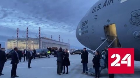 Вице-президента США пересадили с авиалайнера на военный грузовик - Россия 24 