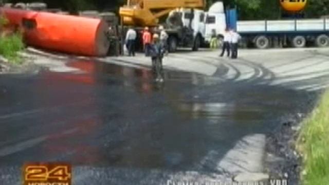 В Центральном районе перевернулся большегруз