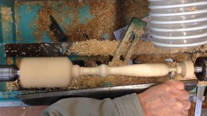 Токарные работы: точим кухонную лопатку из дерева на токарном станке.