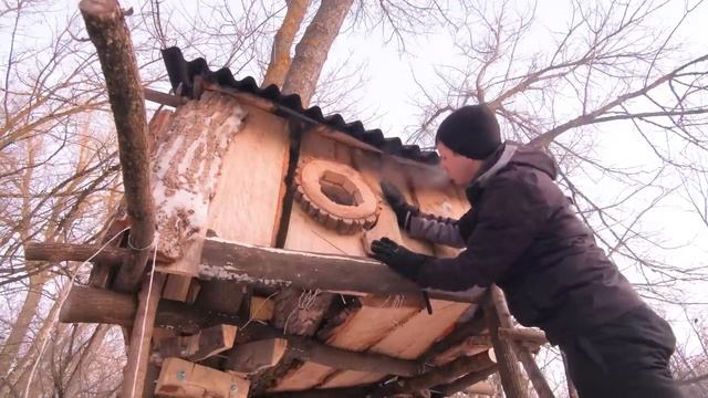 Строительство ДОМИКА НА ДЕРЕВЕ подходит к концу | Укрепляю и утепляю стены смотреть онлайн