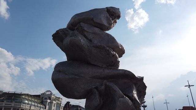 Самый спорный памятник в Москве на Болотной площади/глина Урса Фишера