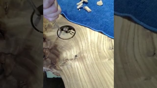 Карагач - одна из самых прочных и красивых пород дерева для производства мебели.