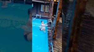 Дети купаются в бассейне в сауне