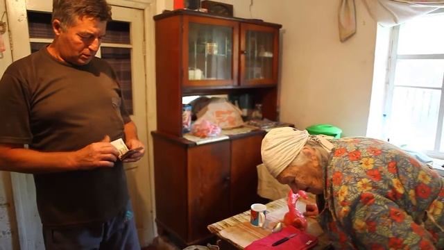 бабушка 95 лет, передаем помощь смотреть онлайн