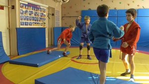 Бросок через спину с захватом разноименного отворота,с обратным входом из стойки