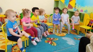 Сиреневая (младшая группа). Занятие с логопедом