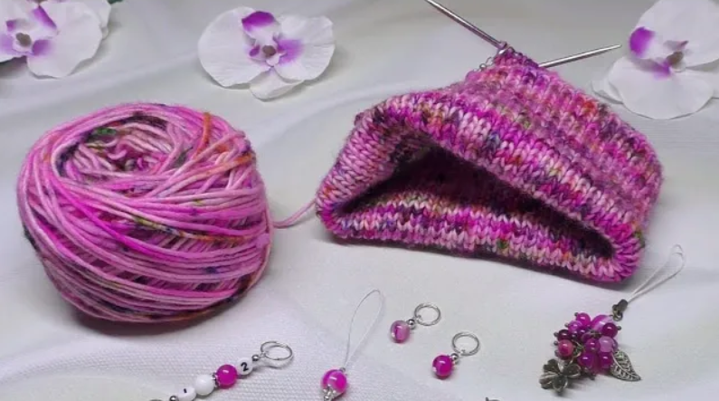 На спицах много процессов. Готовы новые варежки. Посылка с красивыми и интересными помощниками. смотреть онлайн