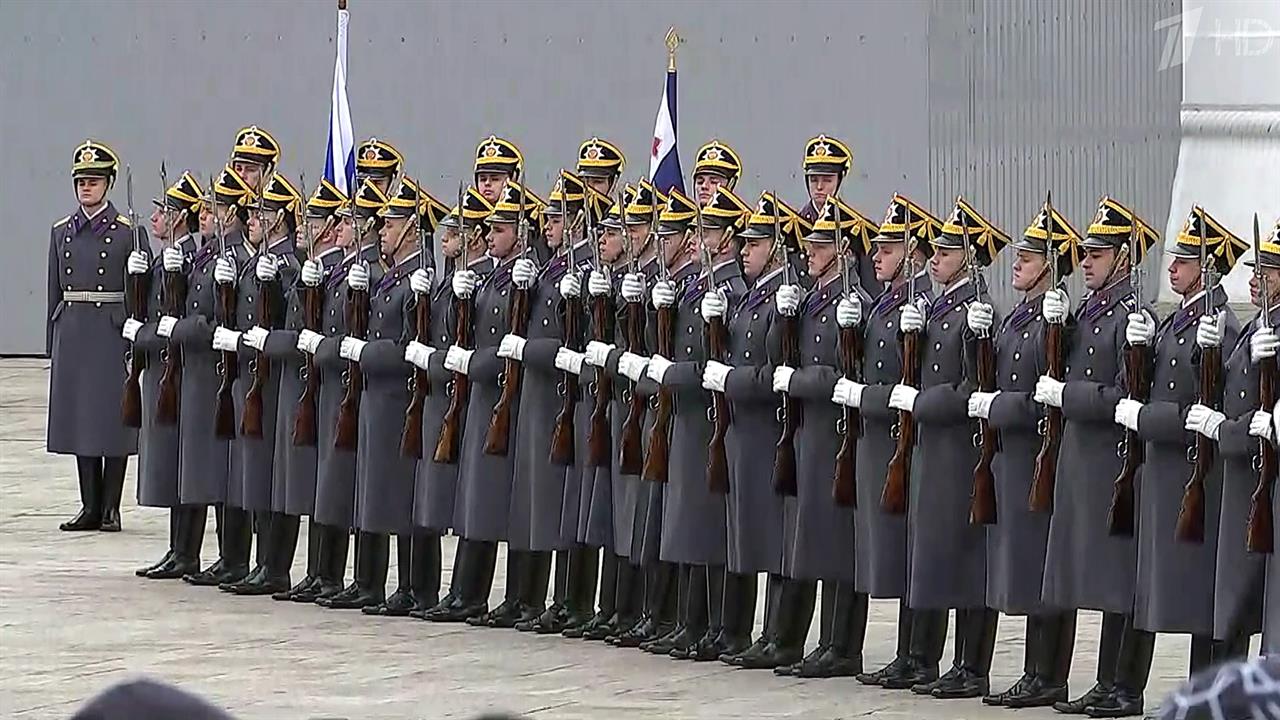 На Соборной площади проходит церемония развода пеших и конных караулов Президентского полка