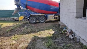 заливка чернового пола с миксера (бетоновоза)