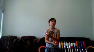 Как жонглировать трюк топорики с тремя мячами