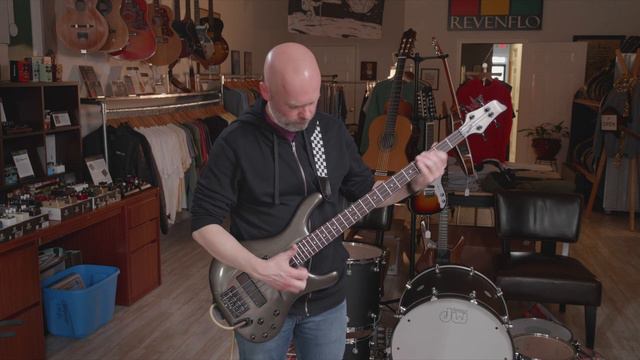Demo of a 2002 Ibanez EDB600 Bass смотреть онлайн