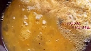 Салат с кальмарами и яичными блинами
