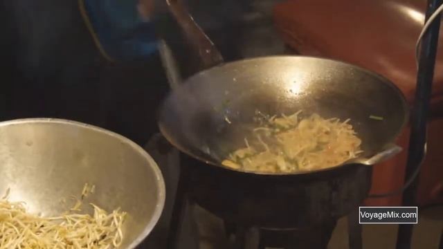 Жарят Пад Тай (Pad Thai) на Воскресном рынке Ламая