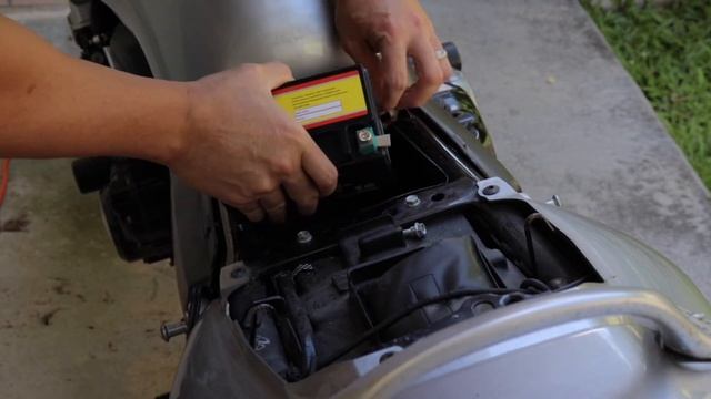 Honda CB400SF Hyper VTEC Bold'or Battery Replacement and a Quick Test Drive смотреть онлайн