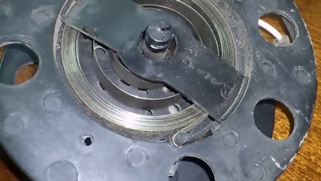Ремонт механизма смотки провода пылесоса. Repair mechanism for winding the wire cleaner.