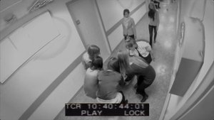 Столько девушек тащат одного парня... что они с ним сделали?