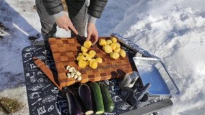 Запекаем баранью ногу на углях. Супер сочный рецепт для баранины. Мясо отходит от кости.