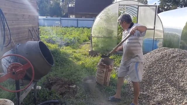 Заливка опалубки бетоном для слива воды из бани смотреть онлайн