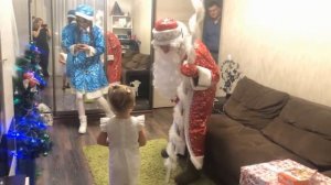 Дед мороз со снегурочкой пришли в гости к Софи!)