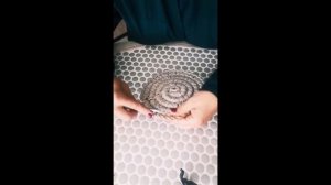 Коврик из джута ( джутовый коврик ), обвязанный трикотажной нитью.