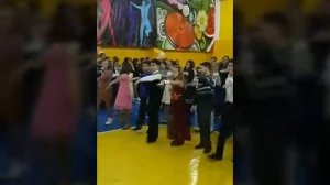 Осенний бал в 6-7 классах.        6Е класс "Осенний бал",танец.