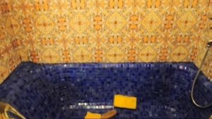 Отделка мозаикой чугунной ванны.