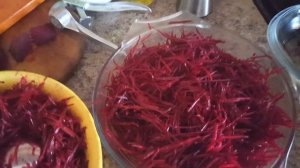 САЛАТ ИЗ СВЕЖЕЙ СВЕКЛЫ. ВКУСНО И ПОЛЕЗНО.