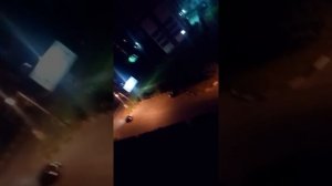 Парень с друганами ревнует свою девушку